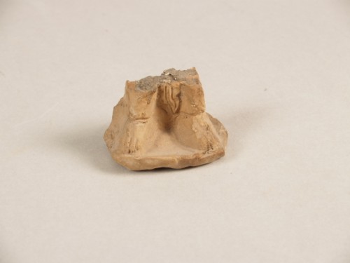 Plastiek, fragment, van 2 voeten van staand figuur